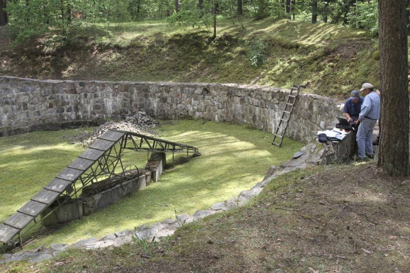 Výzkumníci při hledání tunelu požívali nejmodernější techniku, aby se vyhnuli masovým hrobům. Výzkumníci při hledání tunelu požívali nejmodernější techniku, aby se vyhnuli masovým hrobům.