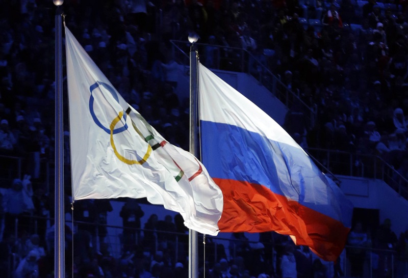 Olympijská a ruská vlajka.