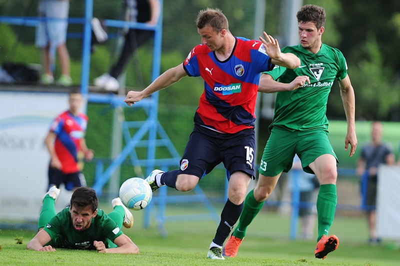 Zleva Jakub Štochl z Vlašimi, Michael Krmenčík z Plzně a Karel Hejný z Vlašimi.