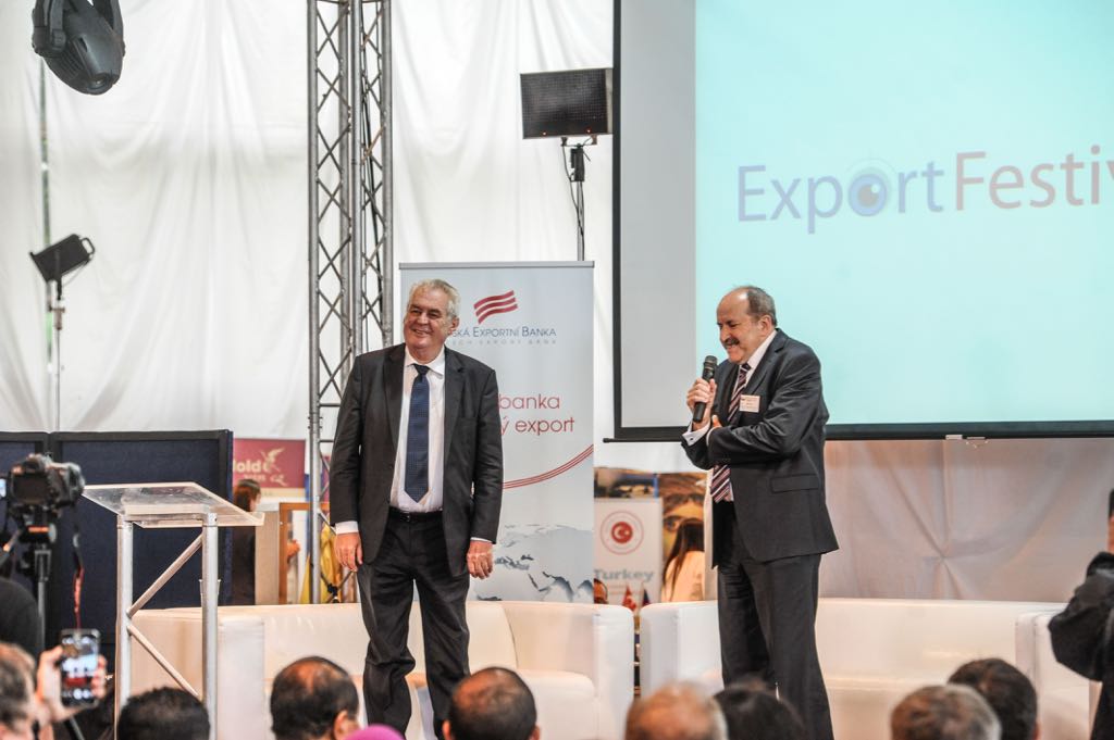 Miloš Zeman rozmlouvá k návštěvníkům akce Festival Exportu.