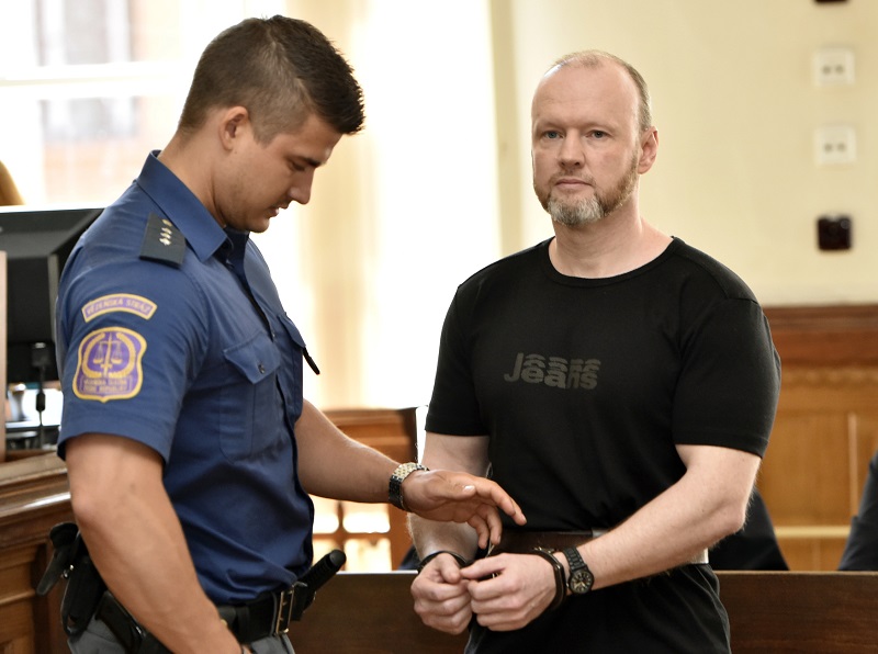 Roman Dolíhal (vpravo) u Krajského soudu v Brně, který 30. června vynesl rozsudek v kauze deset let staré loupeže u Slavkova a také vraždy. Tři maskovaní muži tehdy přepadli vůz bezpečnostní služby a ukradli 77 milionů korun.