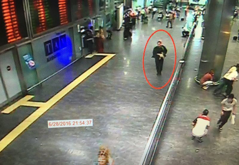 Turecké úřady v noci ze středy na čtvrtek zveřejnily fotografii z bezpečnostních kamer letiště bezprostředně před útokem.