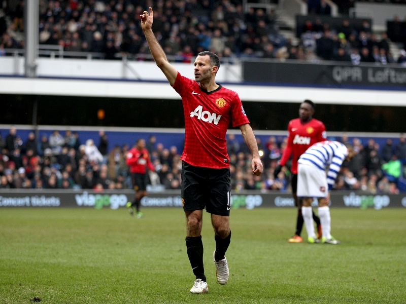 Bývalý velšský fotbalista Ryan Giggs má po 29 letech skončit v Manchesteru United. Bývalý velšský fotbalista Ryan Giggs má po 29 letech skončit v Manchesteru United.