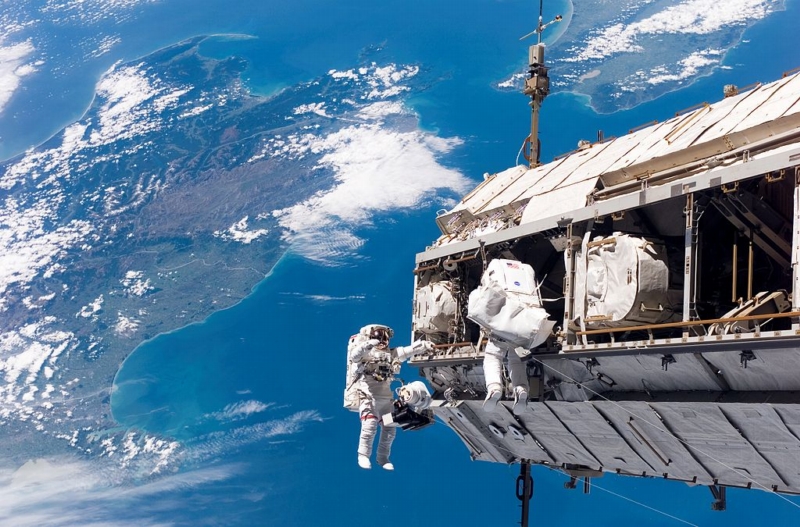 Astronauti při vesmírné procházce.