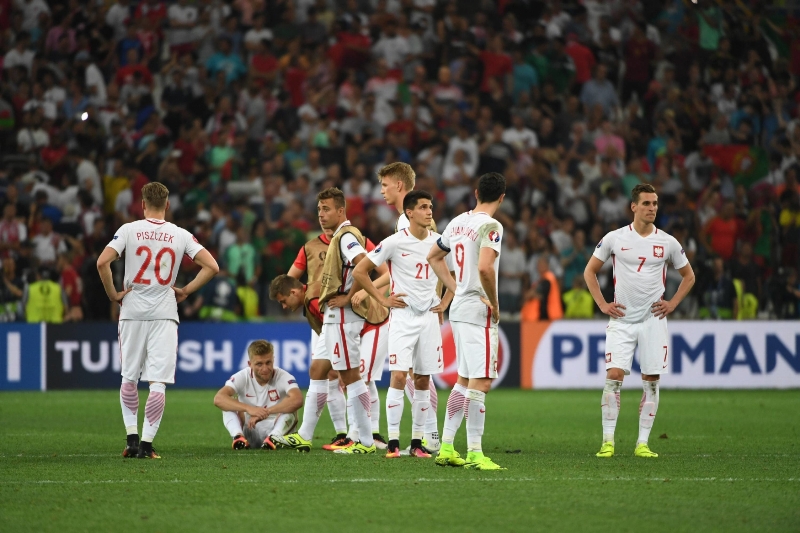 Polští fotbalisté na mistrovství Evropy ve Francii ani jednou neprohráli a inkasovali pouhé dva góly, přesto pro ně turnaj ve čtvrtfinále skončil, když je vyřadili Portugalci na pokutové kopy. 