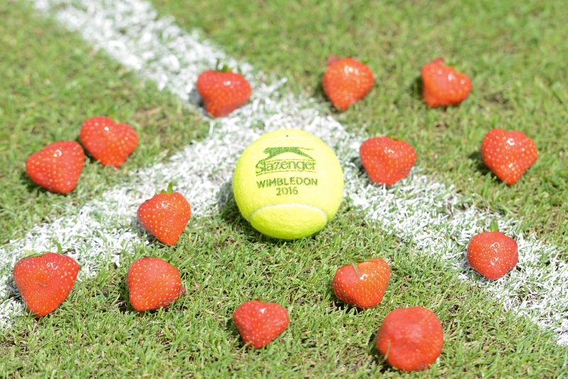 Zelený trávník a jahody, dva ze symbolů tenisového Wimbledonu.