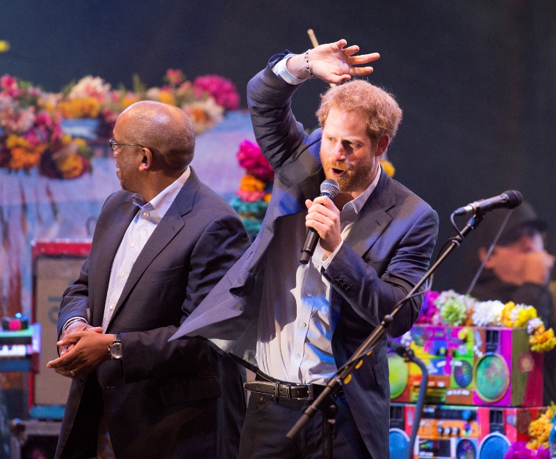 Princ Harry pozval do zahrad Kensingtonského paláce hvězdy na charitativní koncert.