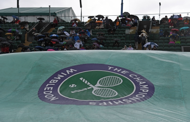 Na Wimbledonu opět prší.