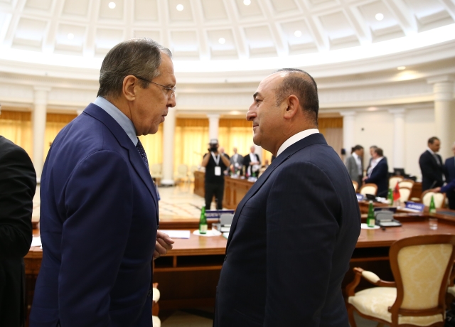 Šéf ruské diplomacie Sergej Lavrov se svým tureckým protějškem Mevlütem Çavasogluem. Šéf ruské diplomacie Sergej Lavrov se svým tureckým protějškem Mevlütem Çavasogluem.
