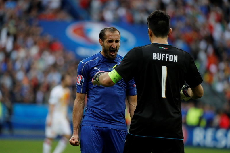 Italský stoper Giorgio Chiellini a brankář Gianluigi Buffon.