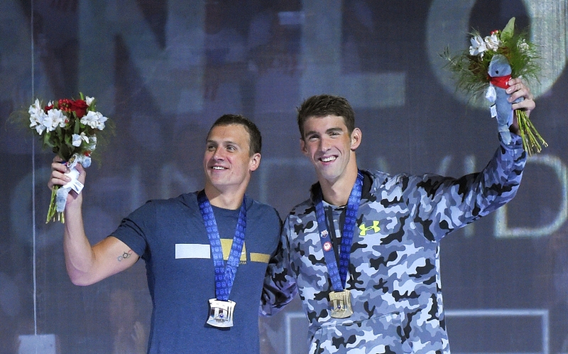 Američtí plavci Michael Phelps (vpravo) a Ryan Lochte při americké kvalifikaci na OH.