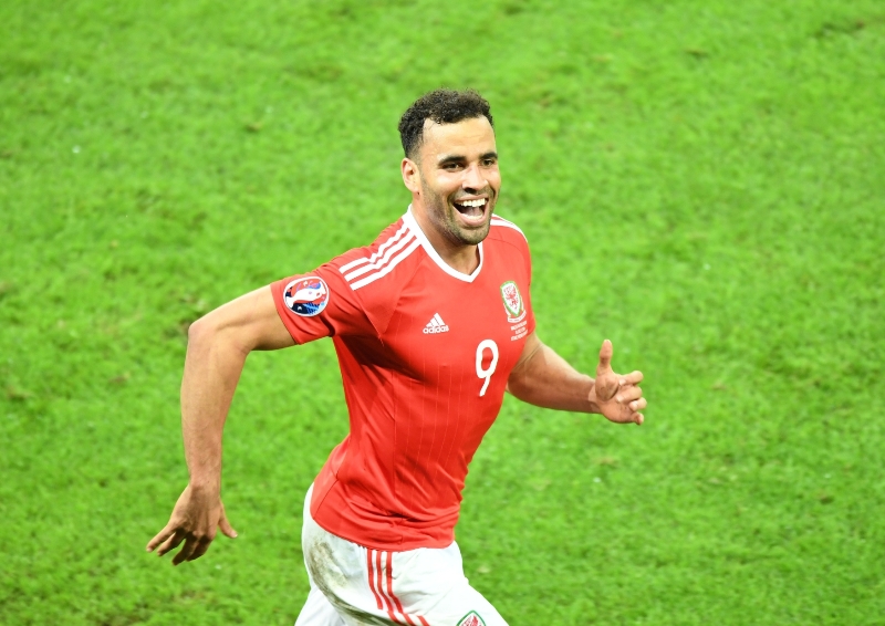 Útočník Walesu Robson-Kanu slaví branku proti Belgii.