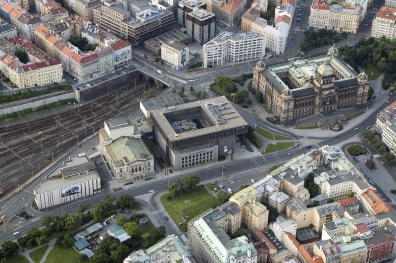 práva železniční dopravní cesty plánuje v Praze podzemní tunel do ulice Italská a lávku kolem magistrály (ilustrační foto).