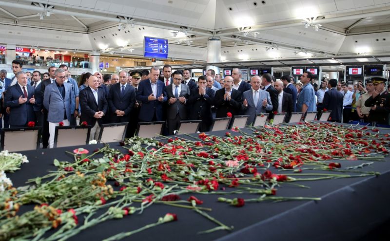 Turecký prezident Recep Tayyip Erdogan (v první řadě pátý zleva) se účastní smuteční piety za padlé oběti na istanbulském letišti.