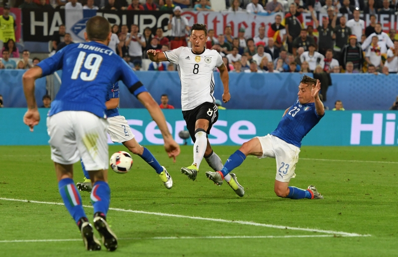 Mesut Özil střílí úvodní branku duelu.
