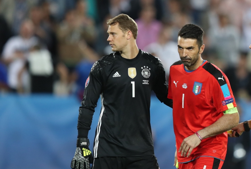 Brankáři Manuel Neuer (vlevo) a Gianluigi Buffon.