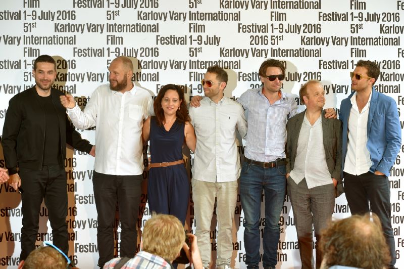 Na snímku je delegace tvůrců filmu Anthropoid (zleva) hrec Marcin Dorocinski, producent David Ondříček, herečka Alena Mihulová, režisér Sean Elilis, herec Václav Neužil , herec Toby Jones, herec Jamie Dornan.