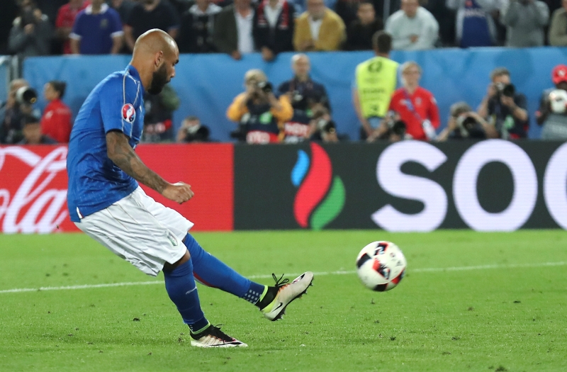 Italský útočník Simone Zaza přímo při pokutovém kopu.