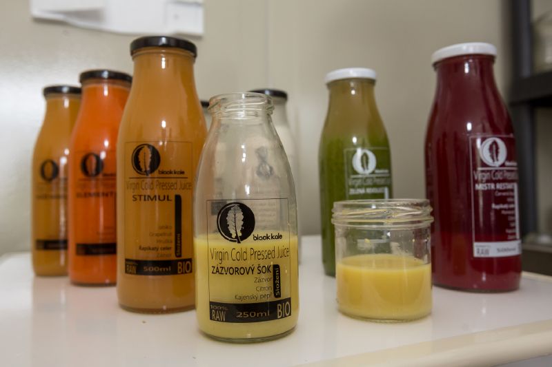 Firma Black Kale z Hněvošic na Opavsku vyrábí ovocné a zeleninové šťávy a dorty v raw kvalitě. Raw potraviny neprocházejí tepelnou úpravou.