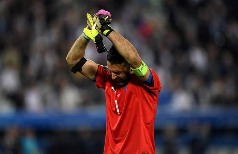 Italský brankář Gianluigi Buffon se po utkání s Německem neubránil slzám.