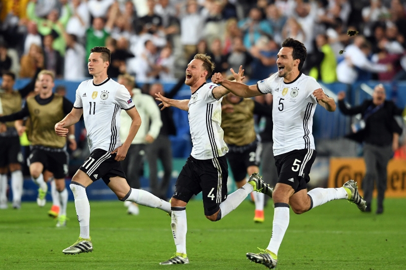 Radost němekcých fotbalistů po vyhraných penaltách, vpravo Mats Hummels.