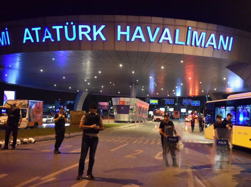 Atatürkovo letiště v Istanbulu po bombovém atentátu na konci června. Atatürkovo letiště v Istanbulu po bombovém atentátu na konci června.