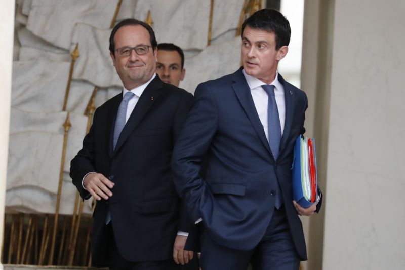 Francouzský prezident François Hollande (vpravo) společně s ministerským předsedou Manuelem Vallsem.