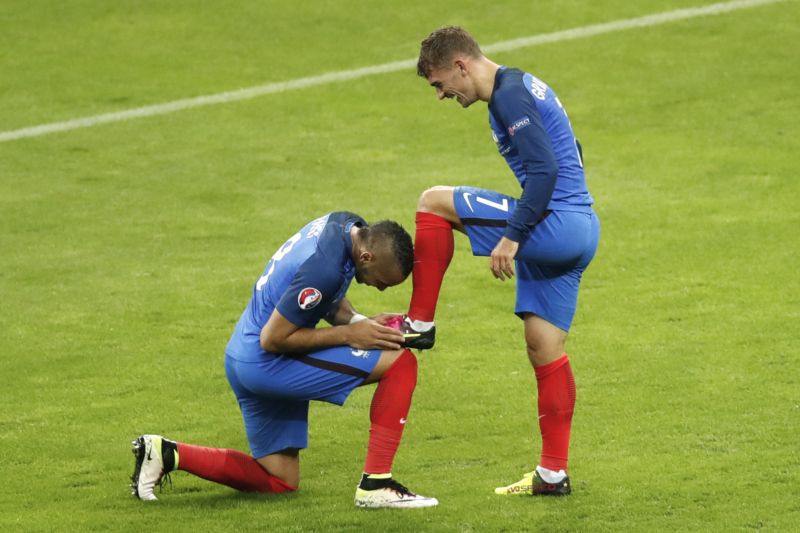 Dimitri Payet (dole) a Antoinne Griezmann.
