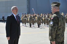 Polský ministr obrany Antoni Macierewicz vyprovází vojáky mise na Blízkém východě.