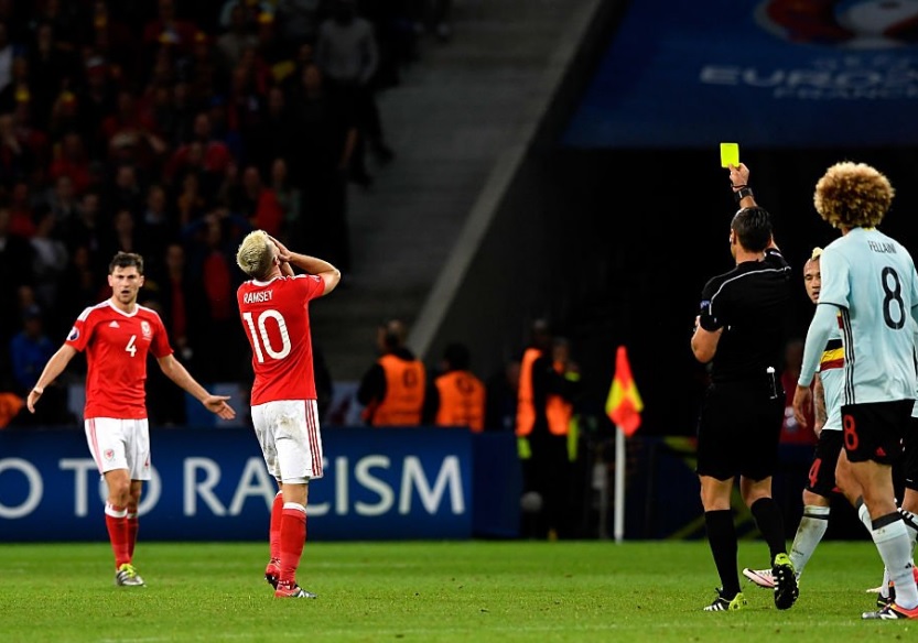 Velšan Aaron Ramsey dostal druhou žlutou kartu na turnaji a v semifinále nenastoupí.
