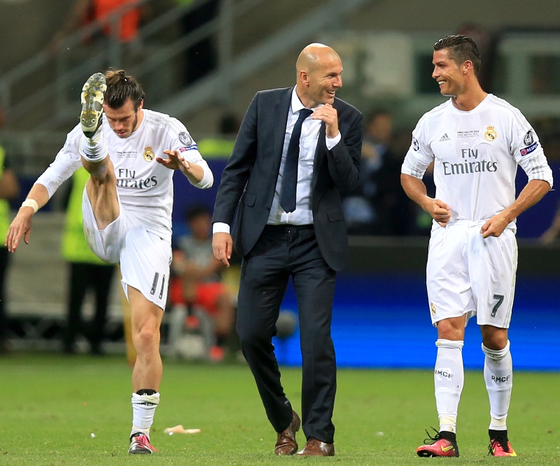 Velšan Gareth Bale (vlevo), trenér Zinedine Zidane (uprostřed) a Cristiano Ronaldo při ápase Realu Madrid.