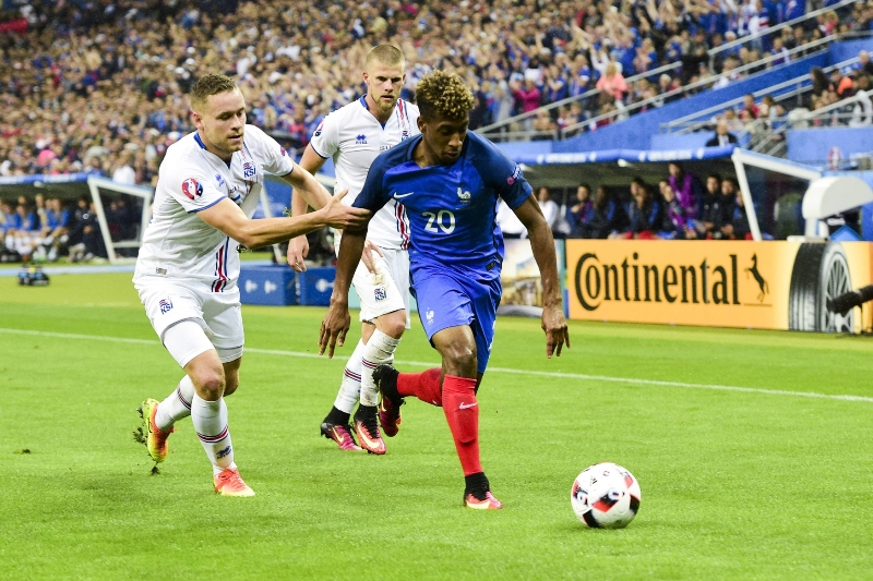 Francouzský záložník Kingsley Coman.