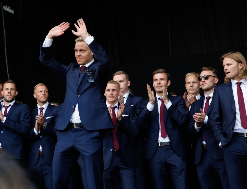 Islandské fotbalisty přivítalo doma na třicet tisíc fanoušků.
