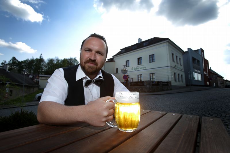 Konečně jako rodina nevymřem po pípě," zvesela říká nad půllitrem Martin Hašek, pravnuk spisovatele Jaroslava Haška.