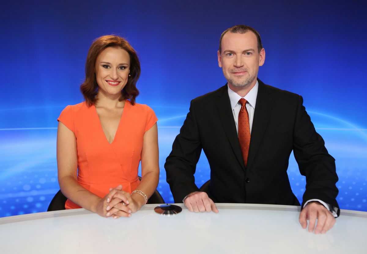 Premiérové pásmo zpravodajské relace TV Barrandov uvedli moderátoři Petra Pšeničná a René Hnilička.