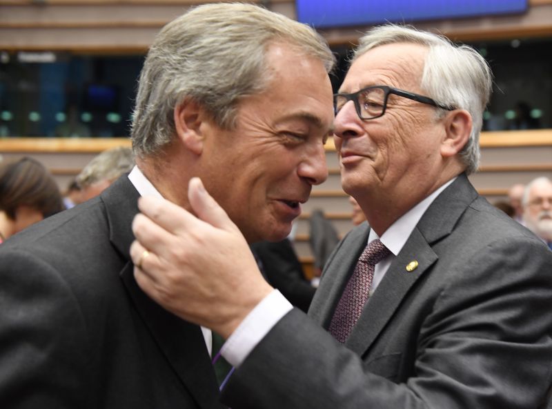 Jean-Claude Juncker (vpravo) a Nigel Farage.