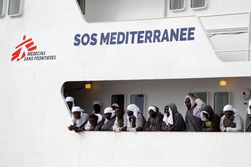Zachránění migranti na lodi. Zachránění migranti na lodi.