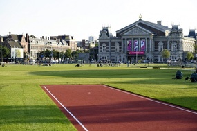 Dočasné stanoviště pro oštěpaře na amsterodamské Museumpleinské pláni .