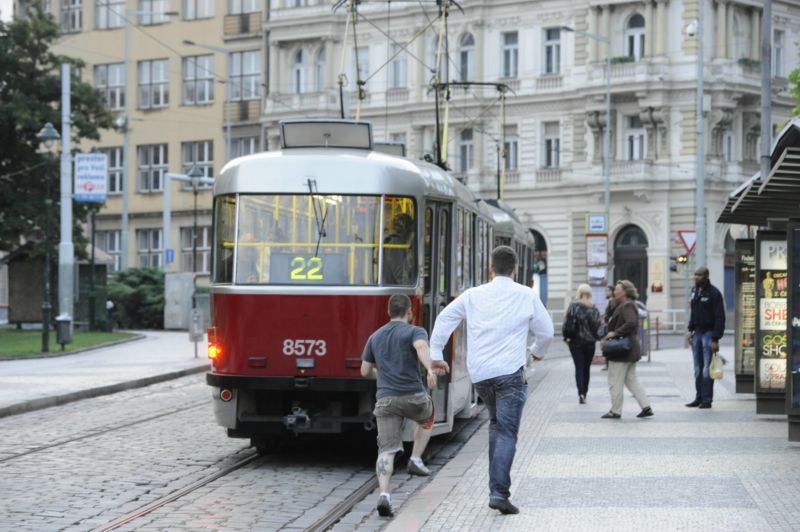 Výluku platí například pro tramvaj 22. Výluku platí například pro tramvaj 22.
