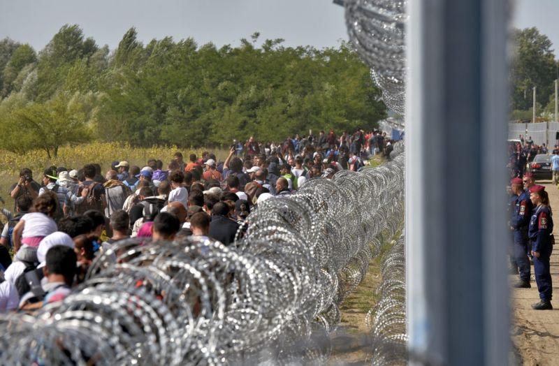 Migranti se znovu pokoušeli překonat maďarský plot.