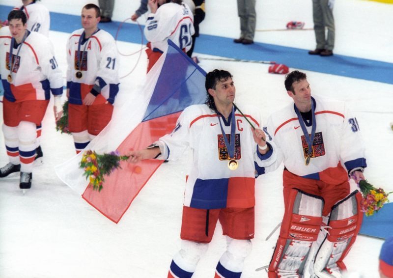 Zlaté české Nagano. Vladimír Růžička (vlevo) a brankář Dominik Hašek. Zlaté české Nagano. Vladimír Růžička (vlevo) a brankář Dominik Hašek.
