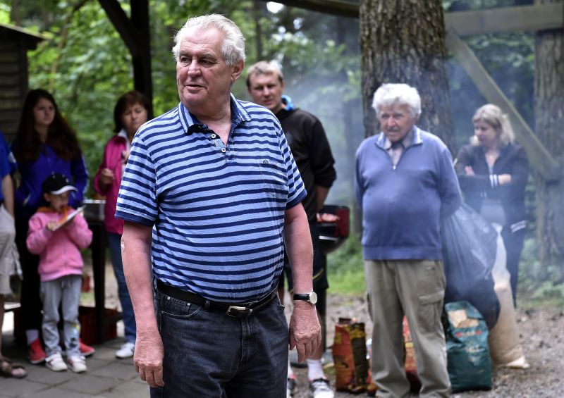 Miloš Zeman na setkání se sousedy.