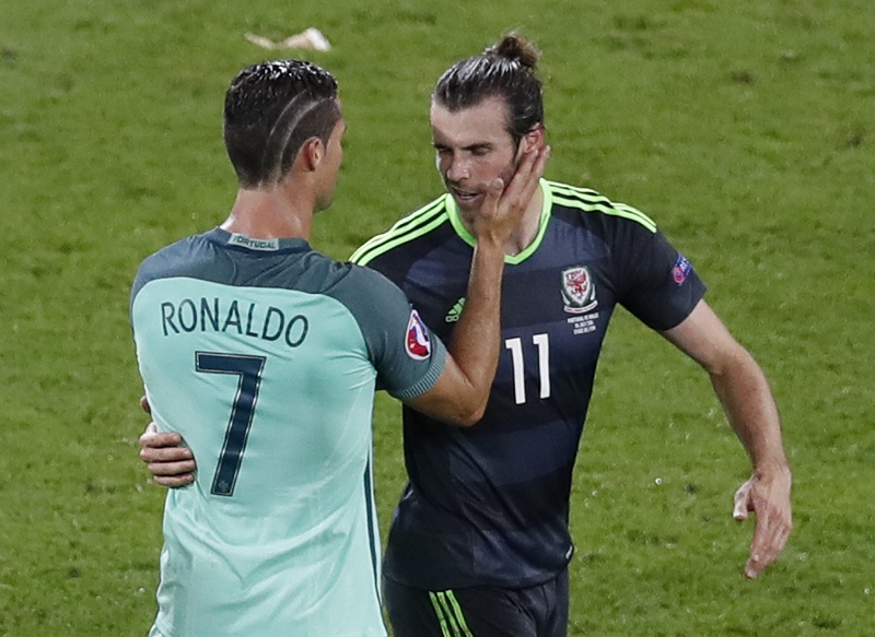 Cristiano Ronaldo se sedmičkou a jeho klubový spoluhráč Gareth Bale. 