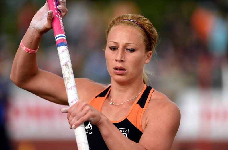 Ani jedna ze tří českých tyčkařek nebude ve finále mistrovství Evropy v Amsterodamu. Česká rekordmanka Jiřina Ptáčníková skočila jen 435 cm, Rebeka Šilhanová zdolala 400 cm a Romana Maláčová nezvládla svou základní výšku 420 cm.
