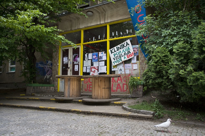 Autonomní sociální centrum Klinika v Praze.