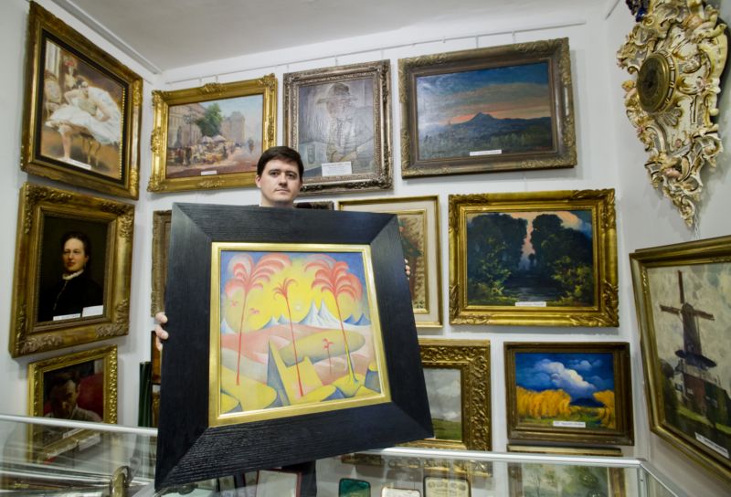 Pavel Urban, majitel galerie Ustar s obrazem Fantastická krajina od Jana Zrzavého.