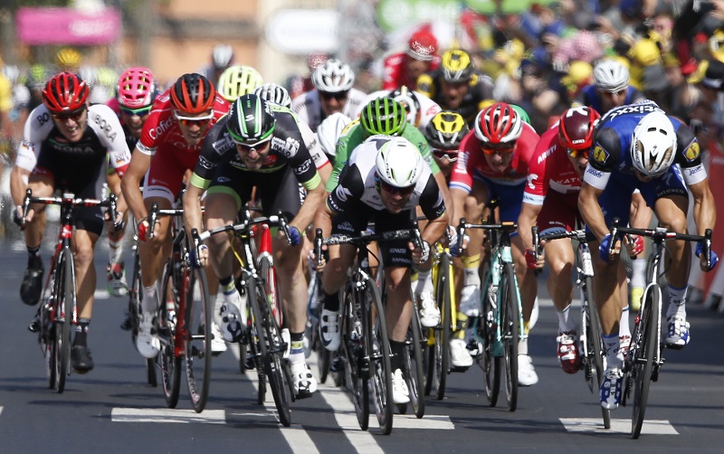 Finišující peloton. 