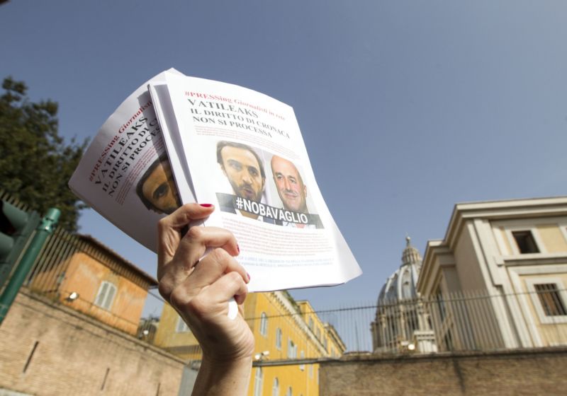 Vatikánský soud zprostil obžaloby dva italské novináře, kteří napsali o údajné zpronevěře ve Vatikánu. 
