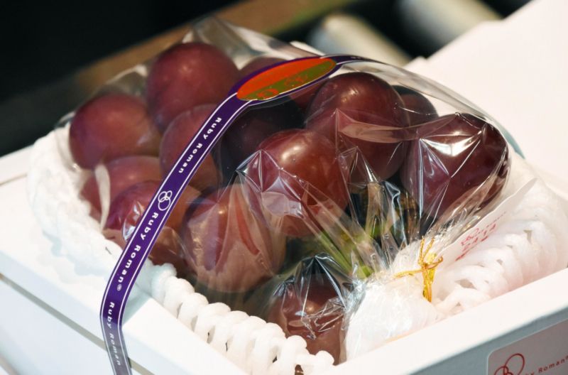 První letošní zralé hrozny odrůdy Ruby Roman koupil japonský obchodník za 1,1 milionu japonských jenů.