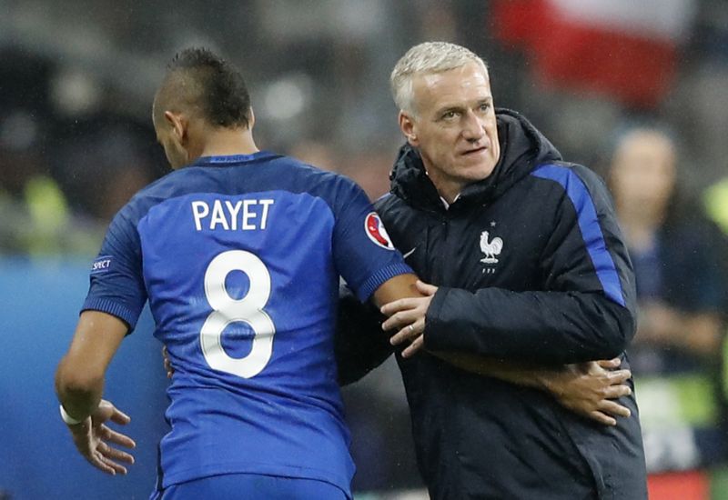 Trenér Francie Didier Deschamps a Dimitri Payet.